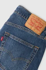 Jean Levi's modelo 512 Slim Taper Performance en color azul, con diseño de corte ajustado y botamanga cónica.