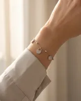 Pulsera de cadena fina de plata 925 con dijes colgantes en forma de candado y formas geométricas, adornados con circonias brillantes.