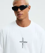 Remera blanca de manga corta y cuello redondo, de corte boxy, con estampa delantera y trasera con referencias a Lady Gaga.