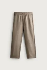 Pantalón de corte regular fit confeccionado en tejido mezcla de algodón, con cintura elástica ajustable mediante cordón, bolsillos laterales y bolsillos traseros de vivo.