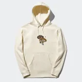 Canguro beige con capucha, cordones ajustables y bolsillo tipo canguro. Estampado pequeño de hongos en el pecho.