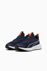 Championes deportivos Puma Flyer Lite 4, color azul marino con detalles en blanco y tiras naranjas en la lengüeta y el talón.
