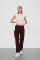 Pantalon cargo de pana color bordó, con cintura elástica con cordón ajustable, bolsillos laterales tipo cargo y corte recto.