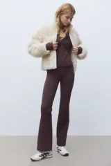 Leggings deportivas acampanadas de tiro alto con cintura ancha y costuras planas. Confeccionadas en tejido funcional con interior cepillado suave.