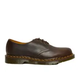 Zapato de tres ojales Dr. Martens modelo 1461, confeccionado en cuero Crazy Horse color marrón con acabado encerado. Presenta costuras amarillas características en el borde de la suela y suela de goma con cámara de aire.