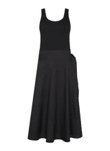 Vestido midi negro sin mangas, con corte evasé, cuello redondo y bolsillos laterales.