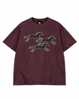 Remera de corte oversize, color bordó con efecto stone wash, con estampa frontal de serigrafía que muestra tres caballos corriendo, confeccionada en 100% algodón.