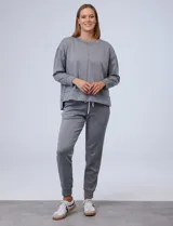 Buzo blanco de tejido elastizado, con pespunte central en la parte delantera y tajos laterales.