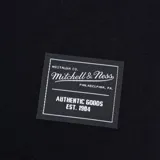 Remera negra Mitchell & Ness de manga corta, con cuello redondo, pequeño logo estampado en el pecho y etiqueta decorativa en el dobladillo inferior.