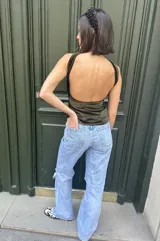 Top de terciopelo verde militar, ajustado al cuerpo, con diseño halter y espalda descubierta.