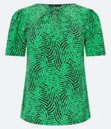 Blusa de crepé verde con estampado abstracto negro, cuello redondo con lazo y mangas cortas abullonadas.