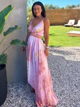 Vestido largo verde con diseño estampado tipo tie-dye y detalles dorados, de corte fluido, un solo hombro y diseño amplio.