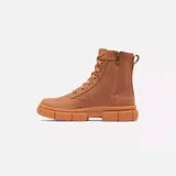 Bota de caña media Sorel, confeccionada en piel de plena flor impermeable color tostado. Presenta cierre de cordones con ojales metálicos, tirador en el talón y una suela de caucho moldeado con diseño robusto y dentado.