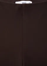 Pantalón de corte recto y tiro medio, color marrón oscuro, con cintura elástica y cordón ajustable.