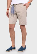 Bermuda color beige con bolsillos laterales y traseros.