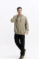 Canguro con capucha y cordones ajustables, de corte holgado y bolsillo frontal tipo canguro. Presenta un pequeño logo estampado en el pecho.