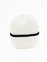 Gorro de lana tejido en punto acanalado, color marrón con una franja horizontal blanca en la parte inferior.