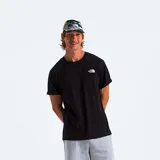 Camiseta negra de manga corta con logo bordado en blanco en el pecho.