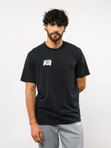Remera de manga corta color negro, con cuello redondo y logo de la marca estampado en blanco en el pecho.