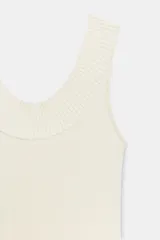 Vestido largo confeccionado en hilatura con mezcla de viscosa, de corte recto y diseño sin mangas. Presenta escote redondo con detalle de rib a tono.