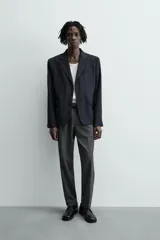 Pantalón regular fit color negro de tejido con viscosa, con cintura elástica ajustable con cordón, bolsillos frontales y traseros.
