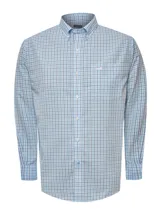 Camisa de manga larga RKF modelo Wf Pb, confeccionada en 100% algodón con diseño a cuadros en tonos celestes, blancos y azules. Cuenta con cuello americano abotonado, cierre frontal de botones, bolsillo en el pecho con el logo bordado de la marca y calce regular.