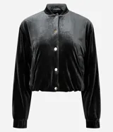 Campera bomber de terciopelo color verde oscuro, con cuello redondo, cierre frontal con botones metálicos, bolsillos laterales y mangas largas con puños elásticos.