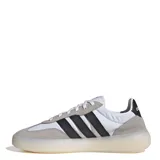 Championes Adidas Barreda Decode de estilo retro, con diseño inspirado en el calzado de fútbol. Presentan una combinación de paneles de tela blanca, refuerzos de gamuza gris en la puntera y el talón, y las icónicas tres tiras laterales en color negro. Cuentan con una mediasuela translúcida y suela de goma para mayor tracción.