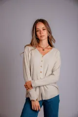 Blusa de morley elastizado color blanco, con escote en V y botones dorados.