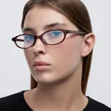 Lentes blueblocker con marco de forma geométrica y diseño ovalado en color bordó traslúcido. Cuentan con protección contra luz azul y rayos UV400.