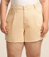 Short color beige de corte evasé, con cintura alta, bolsillos delanteros y traseros, trabillas en la cintura y bajo deshilachado.