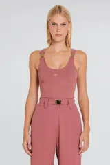 Musculosa de tejido canelado en color gris, con escote redondo y breteles con hebillas metálicas decorativas en los hombros.