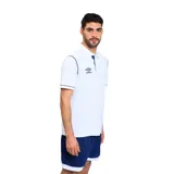 Short deportivo Umbro de color negro con detalles en blanco en el ruedo y logo de la marca estampado en la pierna izquierda.
