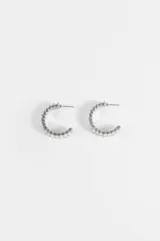 Aros tipo argolla abiertos, con diseño de strass engarzado en toda su superficie.