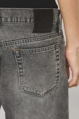 Jeans de tiro bajo y diseño bow-leg, con recortes y pinzas constructivas que forman una pierna curva. Confeccionado en denim de algodón con lavado efecto ahumado y desgastado.