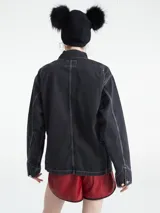 Campera de trabajo tipo chore coat Carhartt modelo Michigan, confeccionada en denim negro con costuras en contraste. Presenta cierre frontal con botones metálicos grabados, cuello clásico y cuatro bolsillos frontales, uno de ellos con etiqueta de la marca.