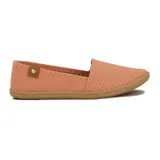 Zapatilla casual Moleca para mujer, tipo alpargata baja de color amarillo, con perforaciones en toda la capellada para mayor ventilación, suela texturizada tipo yute y detalle de aplique marrón con un corazón metálico en el talón.