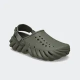 Zuecos Crocs modelo Echo Clog de color negro, con diseño moldeado de estilo urbano y deportivo, aberturas de ventilación y tira ajustable en el talón.