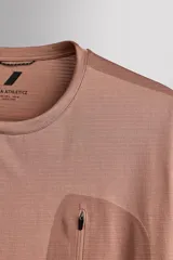 Camiseta de entrenamiento de manga larga Zara Athleticz de color marrón, corte regular fit y cuello redondo. Está confeccionada en tejido técnico elástico de secado rápido y cuenta con un bolsillo en el pecho con cierre de cremallera.
