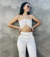 Top blanco de satén con escote halter y espalda descubierta.