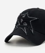 Gorra negra de algodón con visera curva y bordado frontal de estrellas en hilo blanco.