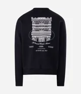 Buzo de algodón negro con felpa interna, corte boxy, cuello redondo y manga larga. Presenta un gran estampado en la espalda con la ilustración de un hotel clásico y texto en color blanco.