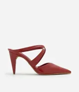 Zapato mule color rojo charol con punta fina y tiras cruzadas sobre el pie. Tacón fino de 8,5 cm de altura.