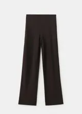 Pantalón negro de silueta recta, corte largo y tiro medio, confeccionado en mezcla de algodón y poliéster.