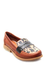 Mocasín de cuero color marrón con estampado animal print y vincha negra.