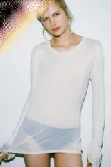 Camiseta de manga larga color blanco, con cuello redondo y corte regular fit de algodón.