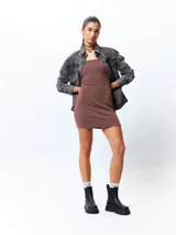 Vestido corto marrón de punto elastizado, con breteles finos.