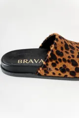 Sandalias chatas con capellada de cuero con estampado animal print, suela de goma y diseño exclusivo Brava.