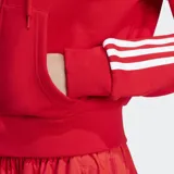 Campera con capucha Adidas Adilenium Season 3, color rojo con tres rayas blancas en las mangas y logo bordado en el pecho. Tiene cierre frontal, bolsillos y cordón ajustable en la capucha.