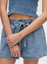 Short de denim color camel con cintura elástica ajustable mediante cordón. Presenta un corte relajado y un pequeño bordado de sol amarillo en el bolsillo trasero derecho.